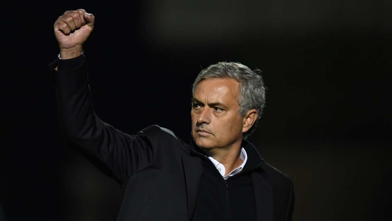 欧冠决赛用球谍照：包含白+深紫，灵感来自举办城市布达佩斯（欧冠决赛用球曝光：白+深紫配色，设计灵感源自主办城市布达佩斯）