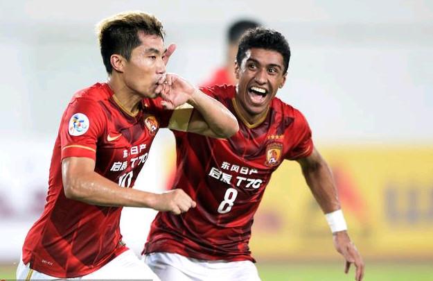 老将坚持打完最后一分钟（老将拼到终场最后一秒）