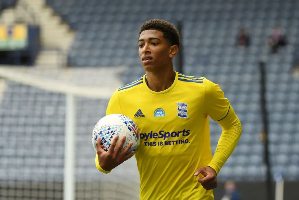 篮球勇士教练组进行临场换人调整收好效果（勇士教练组临场换人调整，收效显著）