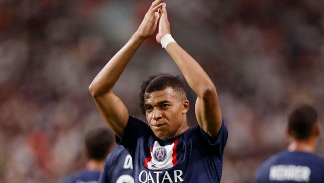 拜仁官方：格纳布里因膝盖问题缺席今日比赛（拜仁通告：格纳布里膝伤无缘今日比赛）